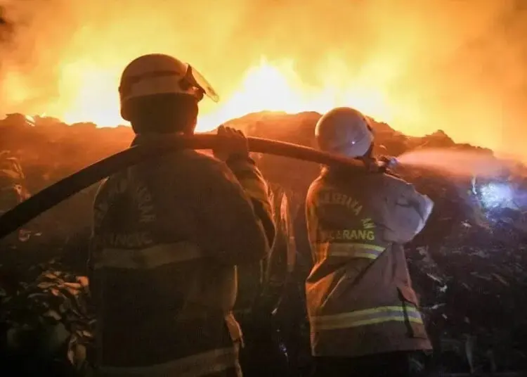 Gudang Limbah Busa di Pasar Kemis Terbakar