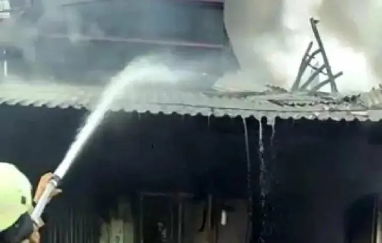 KEBAKARAN RUKO: Petugas pemadam kebakaran pada BPBD Kabupaten Tangerang sedang memadamkan api yang membakar 3 ruko, di Kampung Pajagang RT 19/ RW 04, Desa Cikande, Kecamatan Jayanti. (ISTIMEWA)