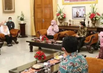 PENYAMBUTAN: Bupati Pandeglang, Irna Narulita sedang menyambut pihak Universitas YARSI di ruang Garuda Pendopo Bupati Pandeglang, Rabu (2/9). (NIPAL/SATELIT NEWS)