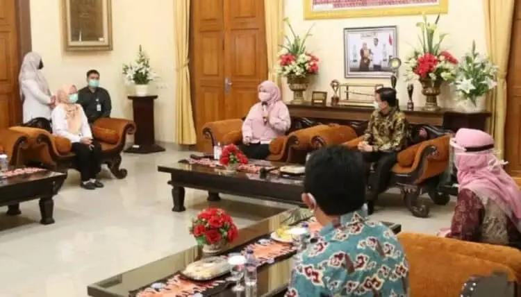 PENYAMBUTAN: Bupati Pandeglang, Irna Narulita sedang menyambut pihak Universitas YARSI di ruang Garuda Pendopo Bupati Pandeglang, Rabu (2/9). (NIPAL/SATELIT NEWS)