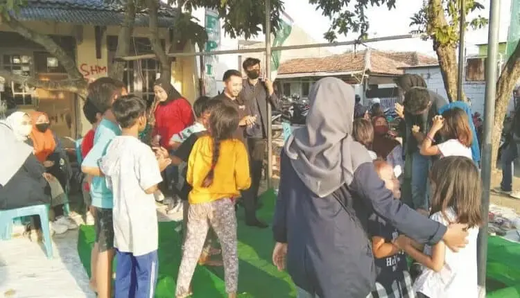 PENDAMPINGAN: Sejumlah mahasiswa Unis Tangerang mendampingi anak-anak korban penggusuran di Kampung Baru, Benda, Kota Tangerang, Rabu (9/9).(IRFAN/SATELIT NEWS)
