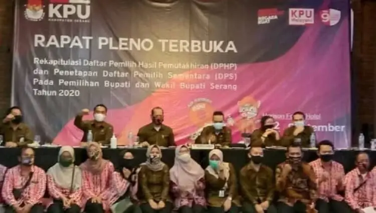 RAPAT PLENO TERBUKA: KPU Kabupaten Serang saat menggelar Rapat Pleno Terbuka Rekapitulasi Daftar Pemilihan Hasil Pemutakhiran (DPHP), Sabtu (12/9). (ISTIMEWA)
