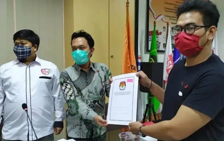 DAFTAR: KPU kota Tangerang Selatan menerima paslon Bambang Sudiyono-Indrawati pada Minggu (6/9) malam. (JARKASIH/SATELIT NEWS)