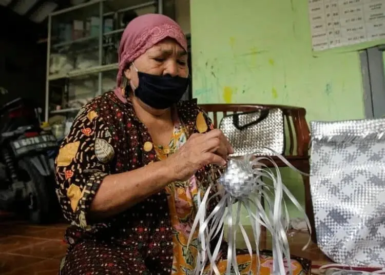 Aksesoris Berbahan Limbah Plastik