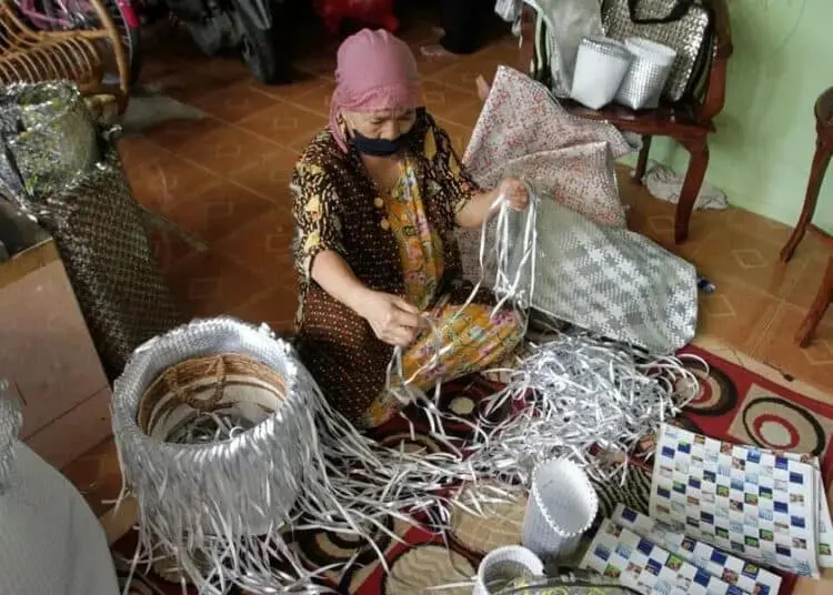 Aksesoris Berbahan Limbah Plastik