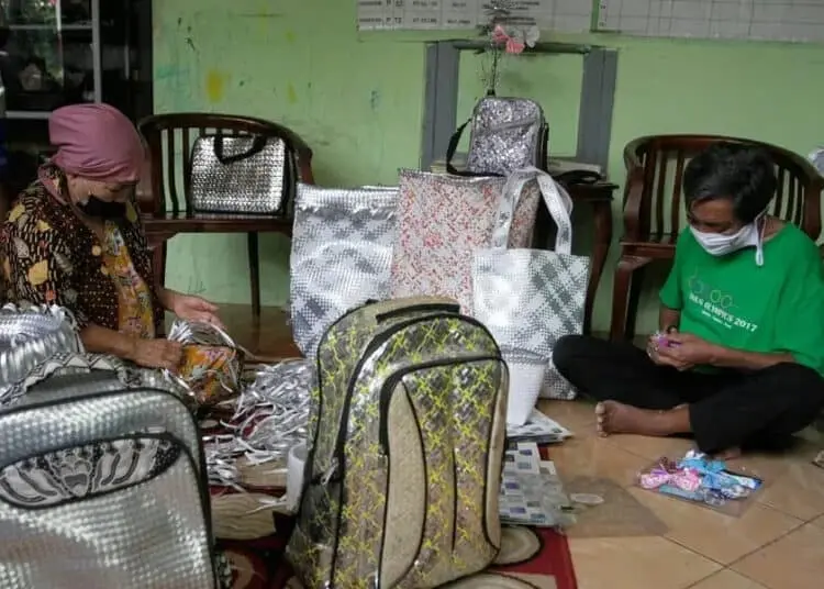 Aksesoris Berbahan Limbah Plastik
