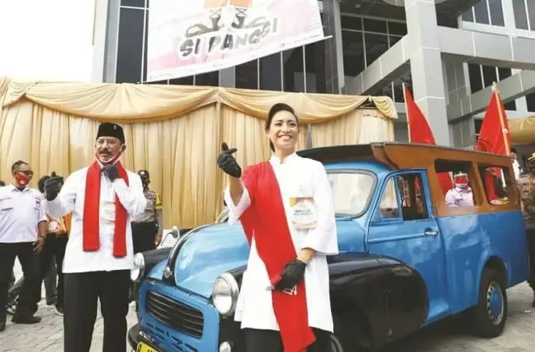 TES KESEHATAN: Salah satu bakal pasangan calon walikota/wakil walikota Tangsel Muhamad-Saraswati saat mendaftar ke KPU pekan lalu. Muhamad-Saraswati akan mengikuti tes kesehatan. (DOK/SATELIT NEWS)