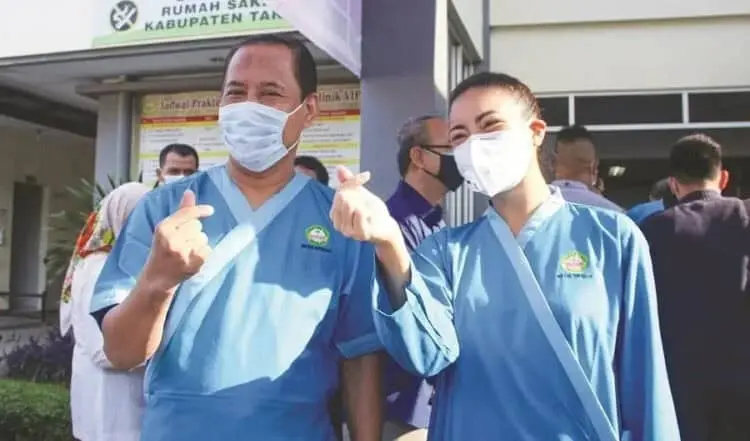 YAKIN LOLOS: Pasangan bakal calon walikota/wakil walikota Tangsel Muhamad-Rahayu Saraswati saat menjalani tes kesehatan di RSUD Tangerang, Selasa (8/9). (DEDE KURNIAWAN/SATELIT NEWS)
