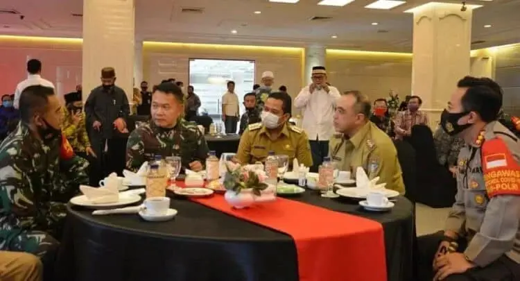 BERBINCANG: Pangdam Jaya/Jayakarta Mayjen TNI Dudung Abdurachman, saat berbincang dengan Bupati Tangerang Ahmed Zaki Iskandar, Walikota Tangerang Arief R. Wismansyah, dan Kapolresta Tangerang Kombes Pol Ade Ary Syam Indradi, di Hotel Istana Nelayan Jatiuwung, Kota Tangerang, Selasa (1/9). (FAJAR ADITYA KUSUMA/SATELIT NEWS)