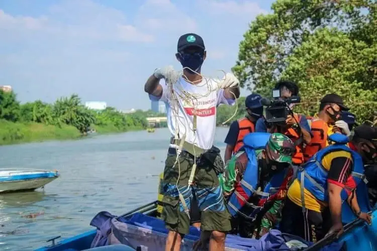 LIMBAH BERBAHAYA: Petugas gugus tugas Covid-19 Kota Tangerang bersama penggiat lingkungan Bank Sasuci melakukan patroli sampah medis yang mencemari sungai di Sungai Cisadane, Kota Tangerang, Jumat (4/9). Dalam patroli sampah medis tersebut ditemukan