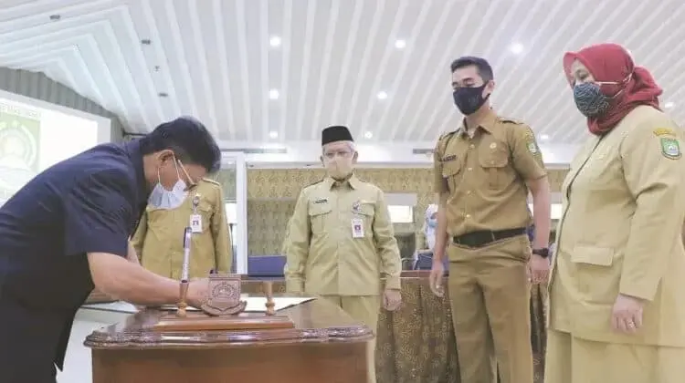 TANDATANGAN: Wakil Walikota Tangerang Sachrudin saat melantik Kepala Dinas Perpustakaan dan Arsip Daerah (DPAD) Meita Bachraeni di ruang rapat Aklhakul Karimah, Pusat Pemerintahan Kota Tangerang, Selasa (1/9). (ISTIMEWA)