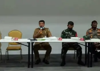 PIMPIN RAPAT: Sekretaris Daerah Kabupaten Tangerang Moch Maesyal Rasyied sedang memimpin rapat pembukaan rumah singgah Graha Anabatic, Senin (7/9). (ALFIAN/SATELIT NEWS)