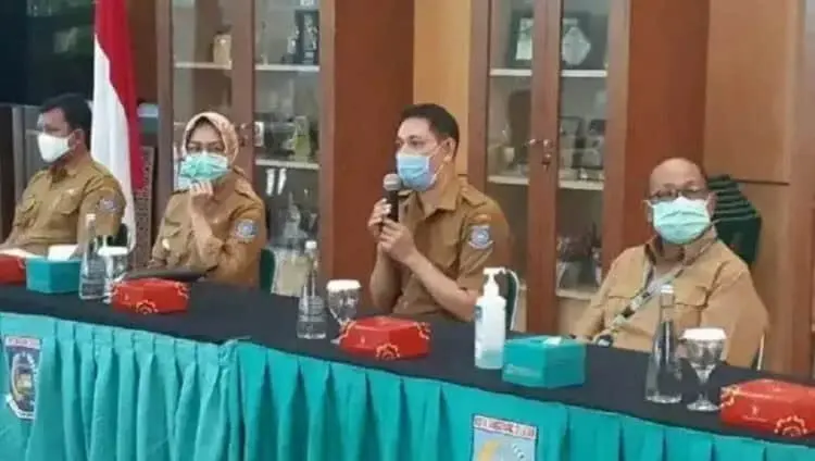 RAPAT KOORDINASI : Wali Kota Tangerang Selatan, Airin Rachmi Diany, rapat bersama jajarannya di Kantor Pemkot Tangsel, Jalan Maruga, Ciputat, Senin (7/9). (ISTIMEWA)