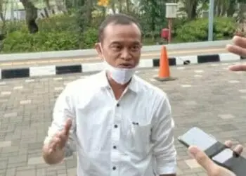 WAWANCARA: Kepala Badan Pengelolaan Keuangan dan Aset Daerah (BPKAD) Tangsel, Warman Syanudin diwawancarai awak media. (DOK/SATELIT NEWS)