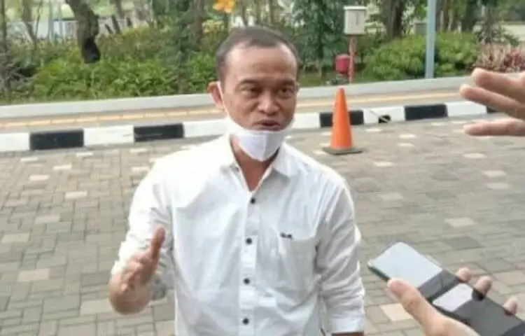 WAWANCARA: Kepala Badan Pengelolaan Keuangan dan Aset Daerah (BPKAD) Tangsel, Warman Syanudin diwawancarai awak media. (DOK/SATELIT NEWS)