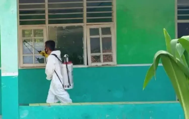 8 Madrasah Ibtidaiyah di Rajeg Disemprot Disinfektan