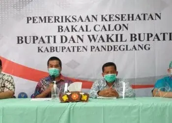 PEMERIKSAAN KESEHATAN: Ketua KPU Pandeglang, bersama Bawaslu dan tim pemeriksaan kesehatan Bapaslon Bupati dan Wabup Pandeglang, melakukan jumpa pers usai kedua Bapaslon di tes kesehatan di RSUD Berkah Pandeglang, Kamis (10/9). (NIPAL/SATELIT NEWS)