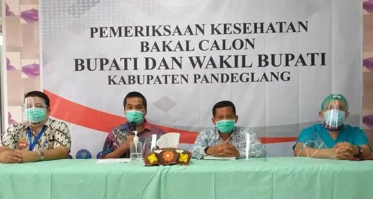 PEMERIKSAAN KESEHATAN: Ketua KPU Pandeglang, bersama Bawaslu dan tim pemeriksaan kesehatan Bapaslon Bupati dan Wabup Pandeglang, melakukan jumpa pers usai kedua Bapaslon di tes kesehatan di RSUD Berkah Pandeglang, Kamis (10/9). (NIPAL/SATELIT NEWS)