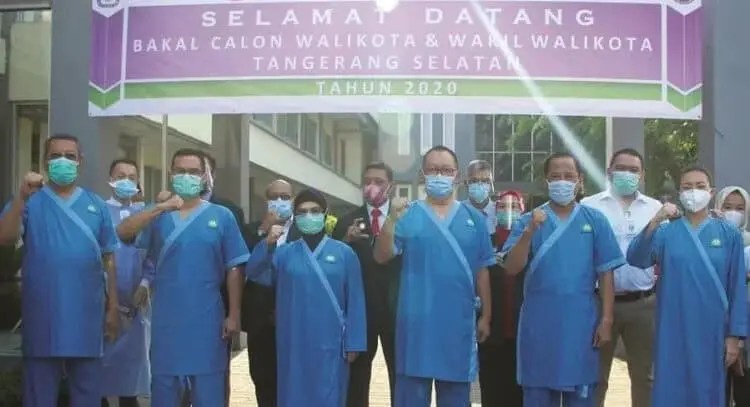 TES KESEHATAN: Tiga pasang bakal calon walikota dan wakil walikota Tangsel saat menjalani tes kesehatan di RSUD Kabupaten Tangerang, Selasa (8/9). (DEDE KURNIAWAN/SATELIT NEWS)