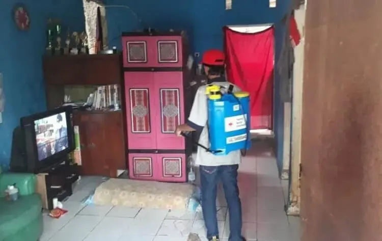 PENYEMPROTAN: Salah satu anggota PMI Kecamatan Rajeg sedang melakukan penyemprotan disinfektan di salah satu rumah warga Perum Taman Raya Rajeg, Jalan Cempaka 1 RT 13/ RW 07, Desa Mekar Sari, Kecamatan Rajeg, Kamis (3/9). (ALFIAN /SATELIT NEWS)