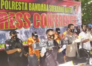 BARANG BUKTI KASUS PEMBIUSAN : Kapolres Bandara Soekarno-Hatta, Kombes Adi Ferdian Saputra bersama jajarannya menunjukkan barang bukti plat nomor mobil yang digunakan para tersangka dalam kasus pencurian dengan kekerasan, Selasa (1/9). (IRFAN MAULANA / SATELIT NEWS)