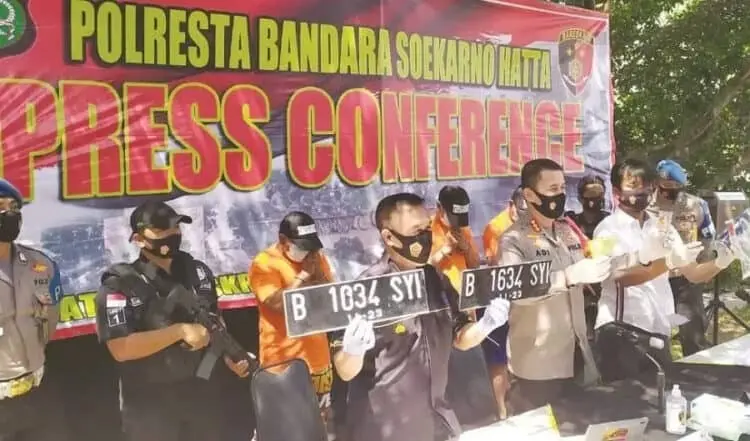 BARANG BUKTI KASUS PEMBIUSAN : Kapolres Bandara Soekarno-Hatta, Kombes Adi Ferdian Saputra bersama jajarannya menunjukkan barang bukti plat nomor mobil yang digunakan para tersangka dalam kasus pencurian dengan kekerasan, Selasa (1/9). (IRFAN MAULANA / SATELIT NEWS)
