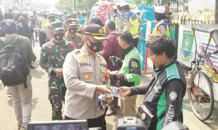 Polrestro Tangerang Kota Bagikan Ribuan Masker ke Warga