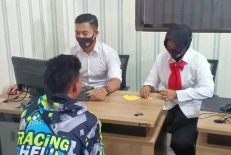 DIRINGKUS: Polres Pandeglang sedang memeriksa tersangka pengedar obat terlarang di ruangan Satuan Reserse Narkoba Polres Pandeglang, beberapa waktu lalu. (ISTIMEWA)