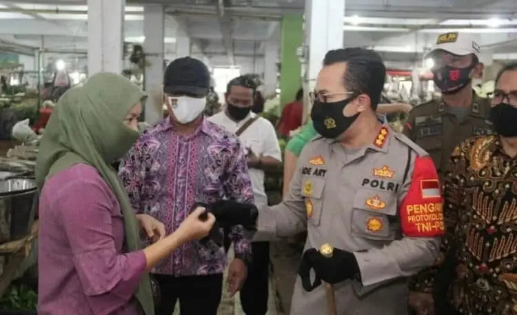 TEGUR PEDAGANG: Kapolres Kota Tangerang Kombes Pol Ade Ary Syam Indradi, saat menegur salah satu pedagang di Pasar Tradisional Tigaraksa yang tidak mengenakan masker, Kamis (3/9). (ALFIAN /SATELIT NEWS)