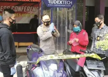 BARANG BUKTI: Kapolresta Tangerang Kombes Pol Ade Ary Syam Indradi sedang memeriksa barang bukti sepeda motor hasil curian RD dan RA dalam konferensi pers di halaman Mapolresta Tangerang,  Rabu (9/9). (ALFIAN / SATELIT NEWS)