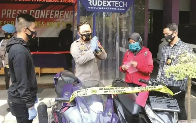 BARANG BUKTI: Kapolresta Tangerang Kombes Pol Ade Ary Syam Indradi sedang memeriksa barang bukti sepeda motor hasil curian RD dan RA dalam konferensi pers di halaman Mapolresta Tangerang,  Rabu (9/9). (ALFIAN / SATELIT NEWS)