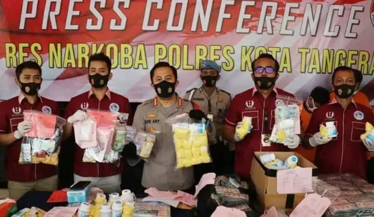 BARANG BUKTI: Kapolres Kota Tangerang Kombes Pol Ade Ary Syam Indradi, sedang memperlihatkan barang bukti obat-obatan tipe G, hasil tangkapan Satresnarkoba Polresta Tangerang,  Rabu (2/9). (ALFIAN/SATELIT NEWS)