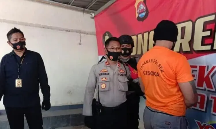 EKSPOSE: Kapolsek Cisoka AKP Nur Rokhman sedang mewawancarai tersangka DD saat konferensi pers di Makopolsek Cisoka, Selasa (8/9). (ALFIAN/ SATELIT NEWS)