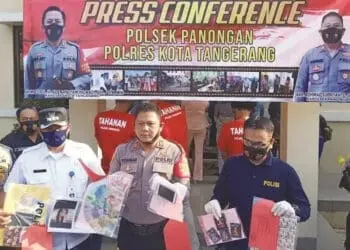 BARANG BUKTI: Kapolsek Panongan AKP Rohmad, sedang memperlihatkan barang bukti yang disita oleh pihak Kepolisian Sektor Panongan saat konferensi pers, Selasa (9/9). (ALFIAN/SATELIT NEWS)