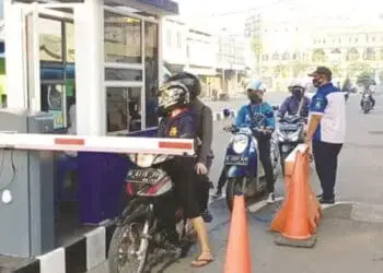 PARKIR: Gate parkir PT TNG di Pasar Anyar Kota Tangerang. (IRFAN/SATELIT NEWS)