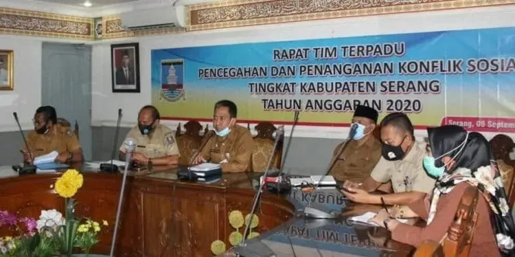 RAKOR: Pemkab Serang saat menggelar Rapat Koordinasi (Rakor) Tim Terpadu Pencegahan dan Penanganan Konflik Sosial tingkat Kabupaten Serang, di Aula KH. Syam’un, Selasa (8/9). (SIDIK/SATELIT NEWS)
