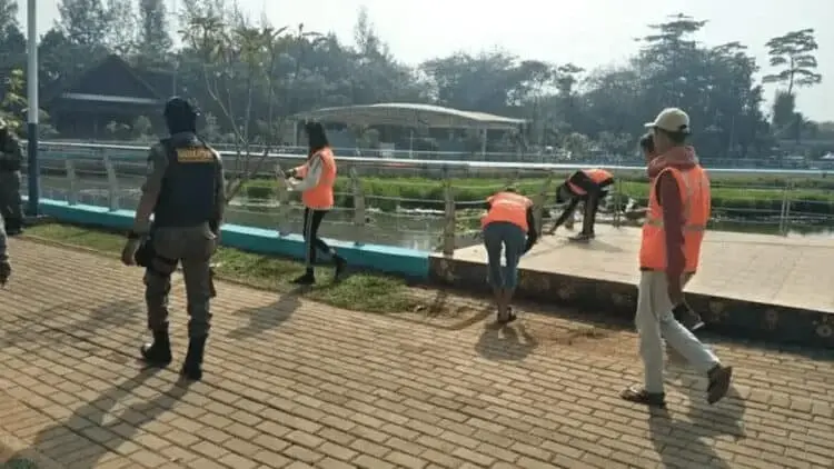 Tak Pakai Masker, 20 Pengunjung Taman Kota Dihukum Bersih-bersih