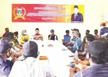 PEMBAHASAN RESES: Anggota DPRD Provinsi Banten Ade Awaludin sedang membahas 7 program usulan saat reses di beberapa kecamatan wilayah Kabupaten Tangerang utara. (ISTIMEWA)