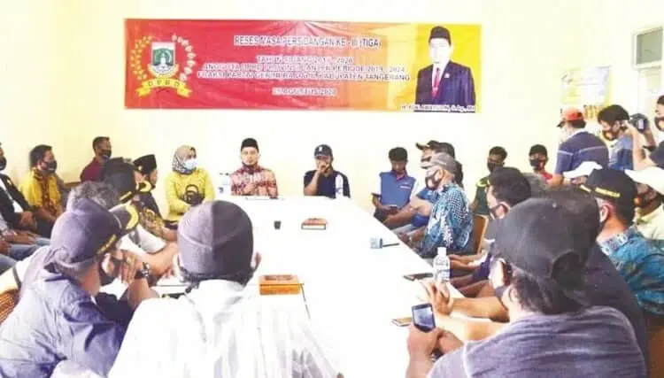PEMBAHASAN RESES: Anggota DPRD Provinsi Banten Ade Awaludin sedang membahas 7 program usulan saat reses di beberapa kecamatan wilayah Kabupaten Tangerang utara. (ISTIMEWA)