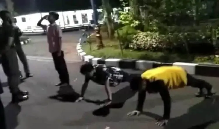 Tenggak Miras di Alun-Alun, Delapan Remaja Dihukum Push Up