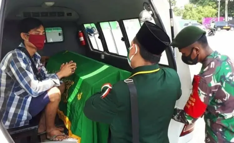 Tak Pakai Masker, Dihukum Masuk Mobil Jenazah