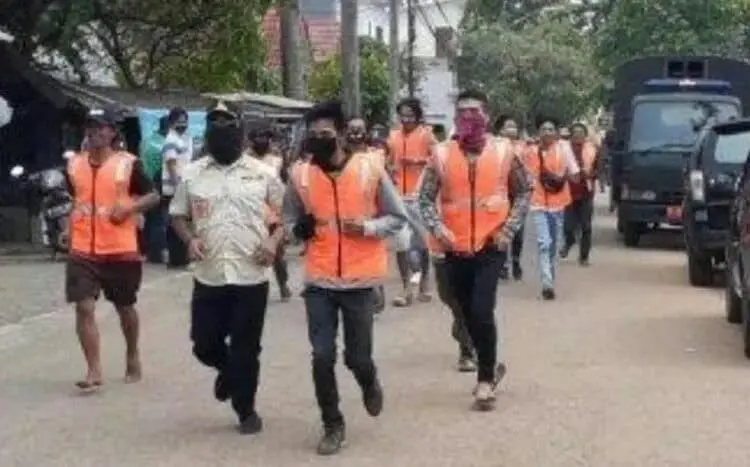 Tak Pakai Masker, Puluhan Warga Dijemur, Lari dan Dihukum Push Up