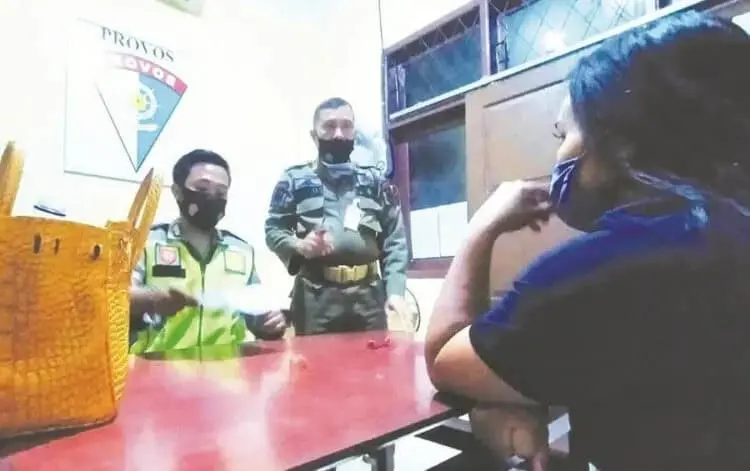 Mengelak Kepergok Mesum di Panti Pijat, Dibuka Ternyata Masih Pakai Kondom