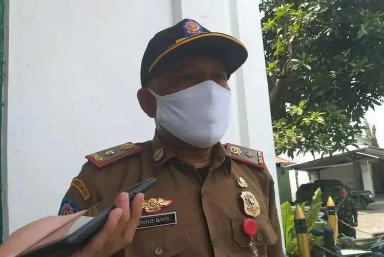 WAWANCARA: Kepala Satpol PP Pandeglang, Entus Bakti sedang menjelaskan soal Perbup 55 Tahun 2020, saat diwawancarai wartawan di lingkungan Kodim 0601 Pandeglang, Selasa (1/9). (NIPAL/SATELIT NEWS)