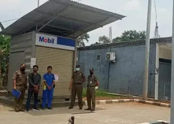 SEGEL: Petugas Dinas Satpol PP Kabupaten Serang saat menyegel tiga SPBU Mini Indo Mobil di Kecamatan Ciomas dan Padarincang, Rabu (9/9). (SIDIK/SATELIT NEWS)