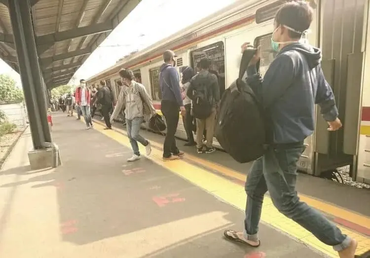 Hari Pertama PSBB Ibukota, KRL Masih Ramai, Terminal Sepi