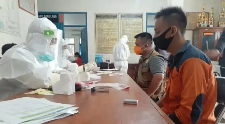 TES USAP: Pegawai BPBD Lebak saat mengikuti tes usap (swab), Selasa (8/9). (MULYANA/SATELIT NEWS)