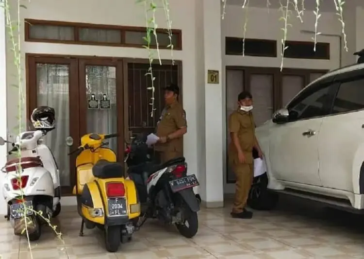 TAGIH PAJAK : Petugas Pajak Bidang 1 Bapenda Kota Tangsel melakukan penagihan ke rumah wajib pajak melalui kegiatan Pentungan PBB, Selasa (8/9). (IRMA/BNN)