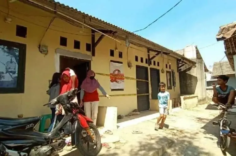 GARIS POLISI: Rumah kontrakan tempat ditemukannya mayat wanita terbungkus plastik dan kardus tampak masih dipasang garis polisi. (DOK/SATELIT NEWS)