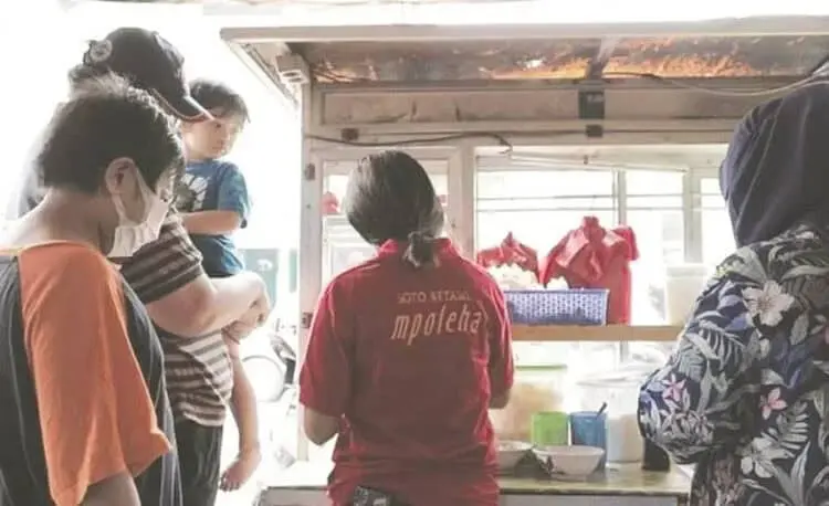 Dari Program KPM, Julaiha Kini Jadi Pengusaha Soto Betawi